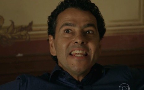 Marcos Palmeira (Aderbal) em cena de Babilônia, da TV Globo; prefeito revoltará viúvo gay - Reprodução/TV Globo