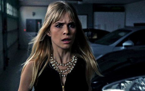 A atriz Carlson Young é perseguida por um assassino em Scream, série da MTV, sequência do filme Pânico - Reprodução/MTV