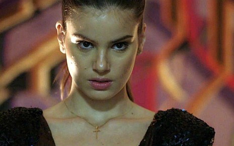 Camila Queiroz (Angel) em cena de Verdades Secretas; modelo vai se prostituir e ficar apaixonada - Reprodução/TV Globo