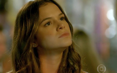 Mari (Bruna Marquezine) em cena de I Love Paraisópolis; mocinha vai atrás do rival do chefe da favela - Reprodução/TV Globo
