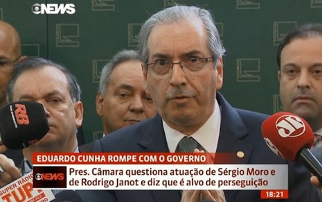 O presidente da Câmara, Eduardo Cunha, dá entrevista anunciando rompimento com o governo federal - Reprodução/GloboNews