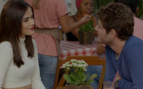 Margot (Maria Casadevall) e Benjamin (Maurício Destri) voltarão a dividir mesmo teto por causa de bebê - Reprodução/TV Globo