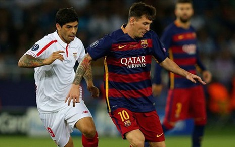 O meia Messi, do Barcelona, passa por jogador do Sevilla na final da Supercopa da Uefa, realizada ontem - Divulgação/Uefa