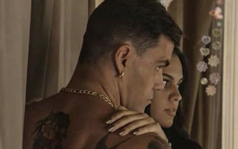 Caso entre Merlô (Juliano Cazarré) e Alisson (Letícia Lima) será descoberto em A Regra do Jogo, da Globo - Reprodução/TV Globo