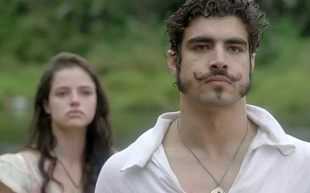 Pedro (Caio Castro) tentará manter a amante distante de sua mulher em Novo Mundo - Reprodução/TV Globo