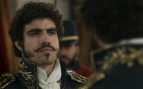 Caio Castro (Pedro) em Novo Mundo; príncipe culpará o general pela perda de João Carlos - Reprodução/TV Globo