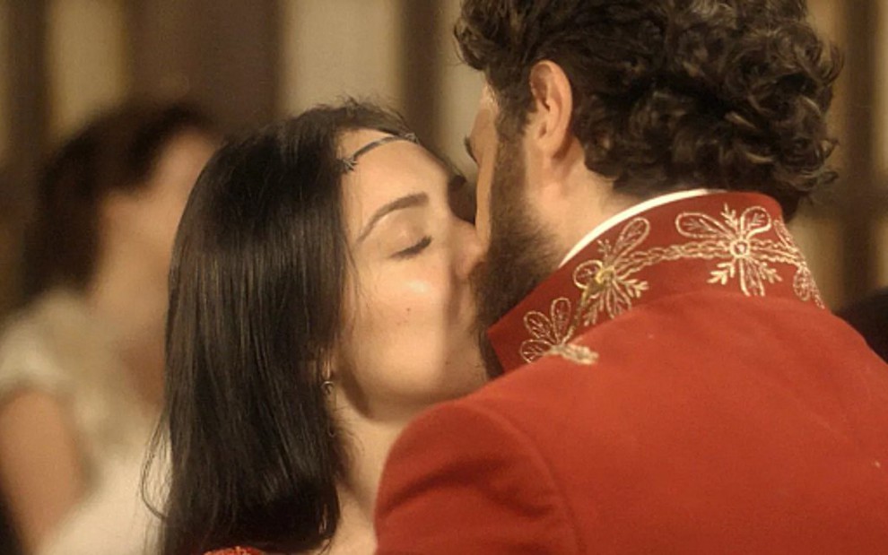Anna (Isabelle Drummond) e Thomas (Gabriel Braga Nunes) se beijam em Novo Mundo - Reprodução/TV Globo
