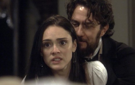 Thomas (Gabriel Braga Nunes) ataca Anna (Isabelle Drummond) em cena de Novo Mundo - Reprodução/TV Globo