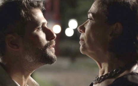 Gabriel (Bruno Gagliasso) terá discussão com Valentina (Lilia Cabral) por causa de colar de diamantes - Reprodução/Globo