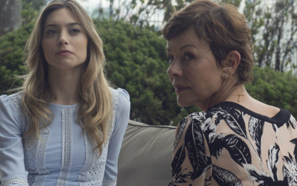 Luna (Juliana Scalch) conversa com sua mãe (Cris Bonna) sobre a realidade de seu trabalho - Divulgação/HBO