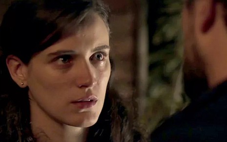 Clara (Bianca Bin) pede prova de amor a Renato (Rafael Cardoso) em O Outro Lado do Paraíso - Reprodução/TV Globo