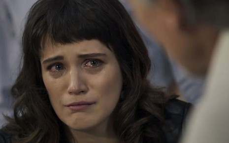 Clara (Bianca Bin) vai se desesperar com o estado de saúde da mãe em O Outro Lado do Paraíso - Reprodução/TV Globo