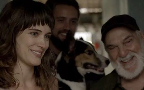 Clara (Bianca Bin) entrega cachorro para o filho em cena de O Outro Lado do Paraíso - Reprodução/TV Globo