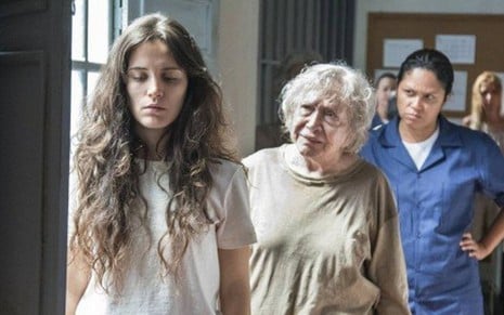 Clara (Bianca Bin) conhece Beatriz (Nathália Timberg) no hospício em O Outro Lado do Paraíso - Cesar Alves/TV Globo