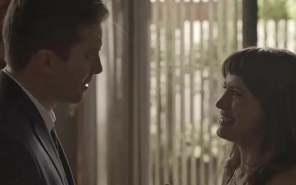 Patrick (Thiago Fragoso) e Clara (Bianca Bin) se entregarão a um beijo nesta quarta (31) - Reprodução/TV Globo