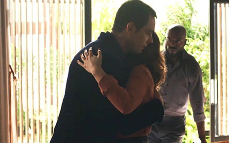 Gael (Sergio Guizé) e Clara (Bianca Bin) se abraçarão em cena de O Outro Lado do Paraíso - Reprodução/TV Globo