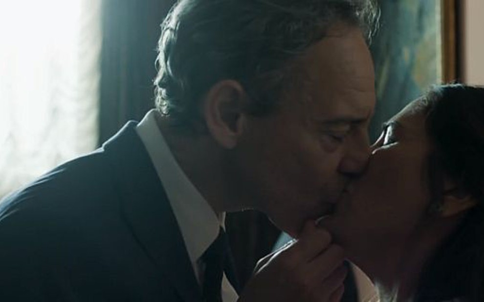 Henrique (Emílio de Mello) beija Duda (Gloria Pires) em cena de O Outro Lado do Paraíso - Reprodução/TV Globo