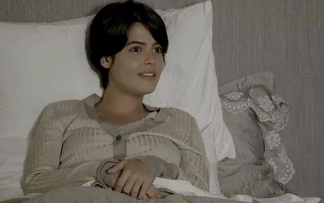 Adriana (Julia Dalavia) aproveitará estado de saúde para sensibilizar o amado em O Outro Lado do Paraíso - Reprodução/TV Globo
