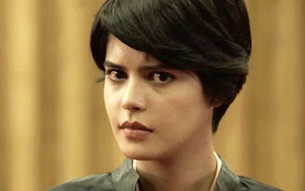 Adriana (Julia Dalavia) se emociona ao reconhecer a mãe em cena de O Outro Lado do Paraíso - Reprodução/TV Globo