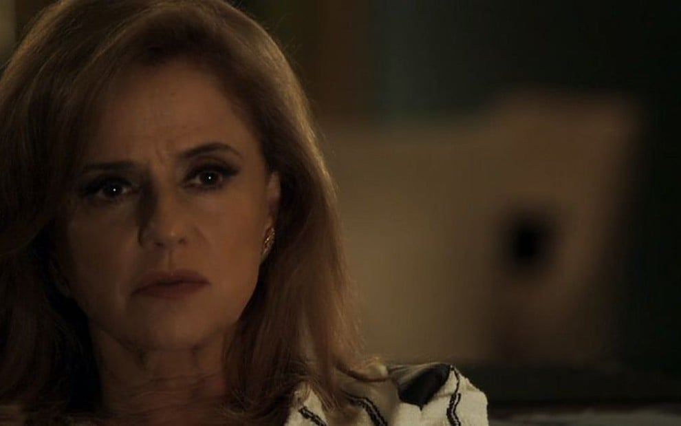 Sophia (Marieta Severo) ouvirá falsa chantagem e atacará ex-dona do bordel em O Outro Lado do Paraíso - Reprodução/TV Globo