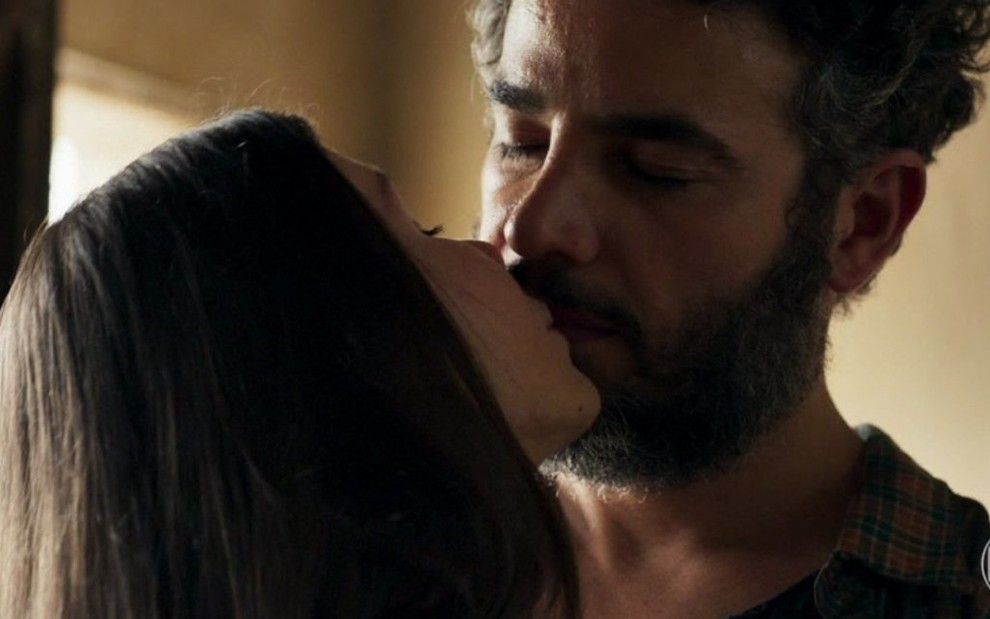 Desireé (Priscila Assun) beija Juvenal (Anderson Di Rizzi) em cena de O Outro Lado do Paraíso - Reprodução/TV Globo