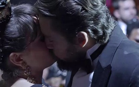 Clara (Bianca Bin) e Renato (Rafael Cardoso) se beijam em festa à fantasia neste sábado (10) - Reprodução/TV Globo