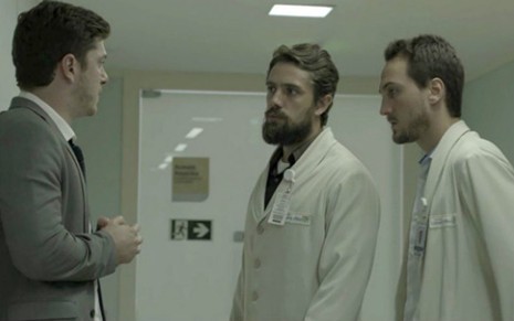 Bruno (Caio Paduan) conversa com Renato (Rafael Cardoso) e Rafael (Igor Angelkorte) - Reprodução/Globo