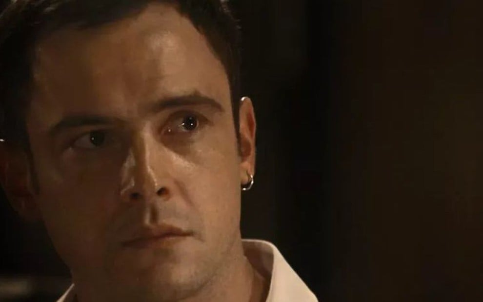 Gael (Sergio Guizé) dirá à ex-mulher que sua mãe é a assassina das tesouradas em O Outro Lado do Paraíso - Reprodução/TV Globo