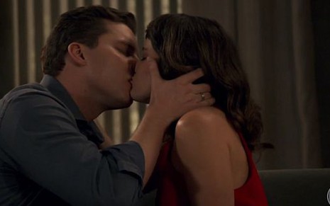 Patrick (Thiago Fragoso) e Clara (Bianca Bin) vão namorar em segredo na trama das nove - Reprodução/TV Globo
