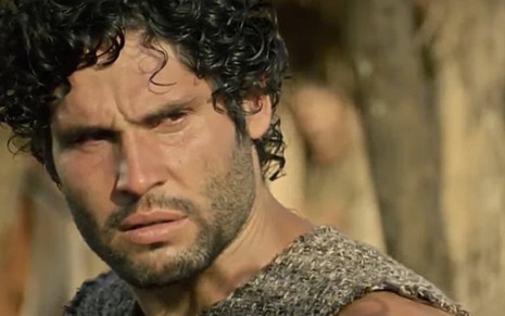 Dudu Azevedo (Asher) em cena de O Rico e Lázaro; escravo fugirá e reencontrará a amada - Reprodução/Record