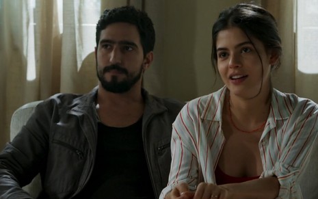Jamil (Renato Góes) e Laila (Julia Dalavia) em cena do capítulo de sábado (4) de Órfãos da Terra - Reprodução/TV Globo