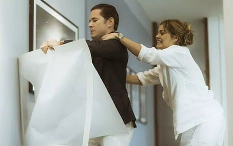 Vitor (Daniel de Oliveira) destruiu obras de Alice (Sophie Charlotte) em cena de 8 de junho - Raphael Dias/TV Globo