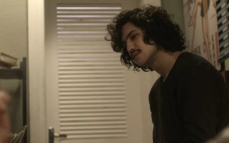 Gabriel Leone (Gustavo) em cena de Os Dias Eram Assim; ativista dispensará a cunhada - Reprodução/TV Globo