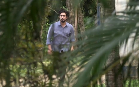 Renato Góes (Renato) chega no sítio em que a mocinha está presa em Os Dias Eram Assim - Reprodução/TV Globo