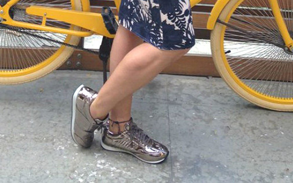 Patrícia Poeta usa tênis prateado e reluzente no É de Casa; calçado está na moda - Carolina Morgado/Gshow