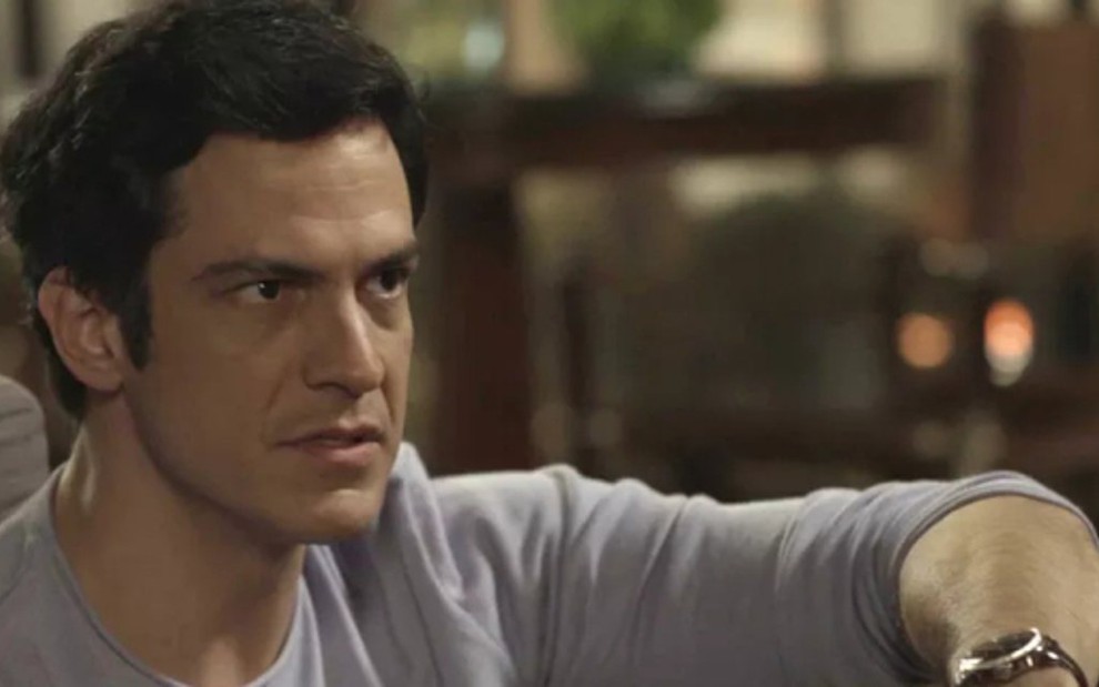 Mateus Solano (Eric) em cena de Pega Pega; empresário ficará incomodado com investigação - Reprodução/TV Globo