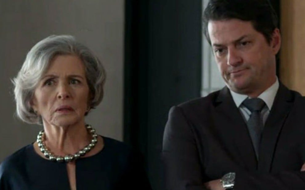 Sabine (Irene Ravache) detestará saber que Malagueta (Marcelo Serrado) tem outra amante - Reprodução/TV Globo