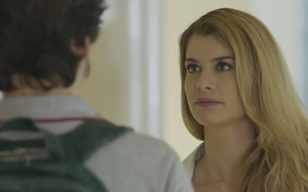 Nicolas Prattes (Zac) e Alinne Moraes (Diana) em cena de Rock Story, novela das sete - Reprodução/TV Globo