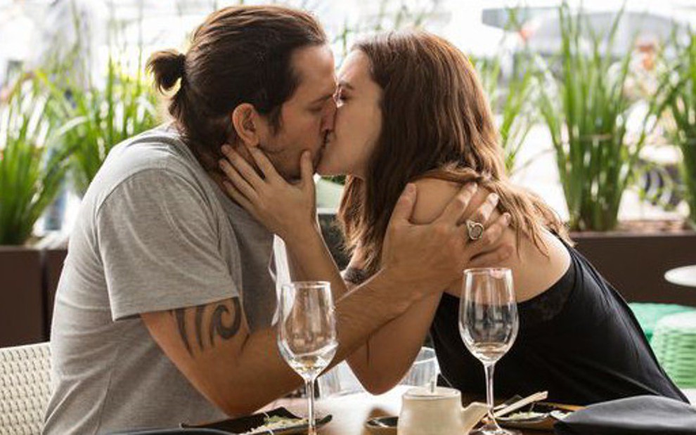 Gui (Vladimir Brichta) e Júlia (Nathalia Dill) não resistem à atração e se beijam em Rock Story - Felipe Monteiro/Gshow
