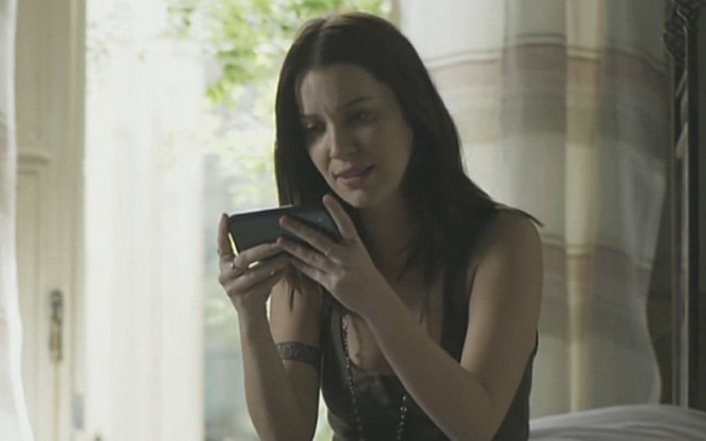 Júlia (Nathalia Dill) conversa com a irmã pelo celular em cena de Rock Story, novela das sete - Reprodução/TV Globo