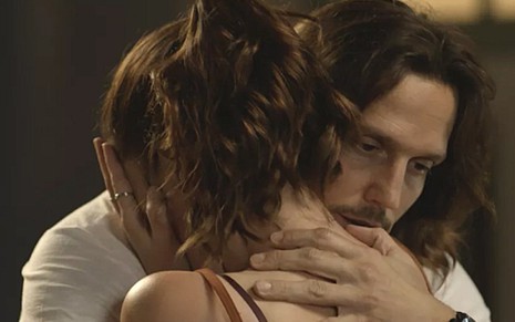 Gui (Vladimir Brichta) consola Júlia (Nathalia Dill) em cena de Rock Story, novela das sete - Reprodução/TV Globo