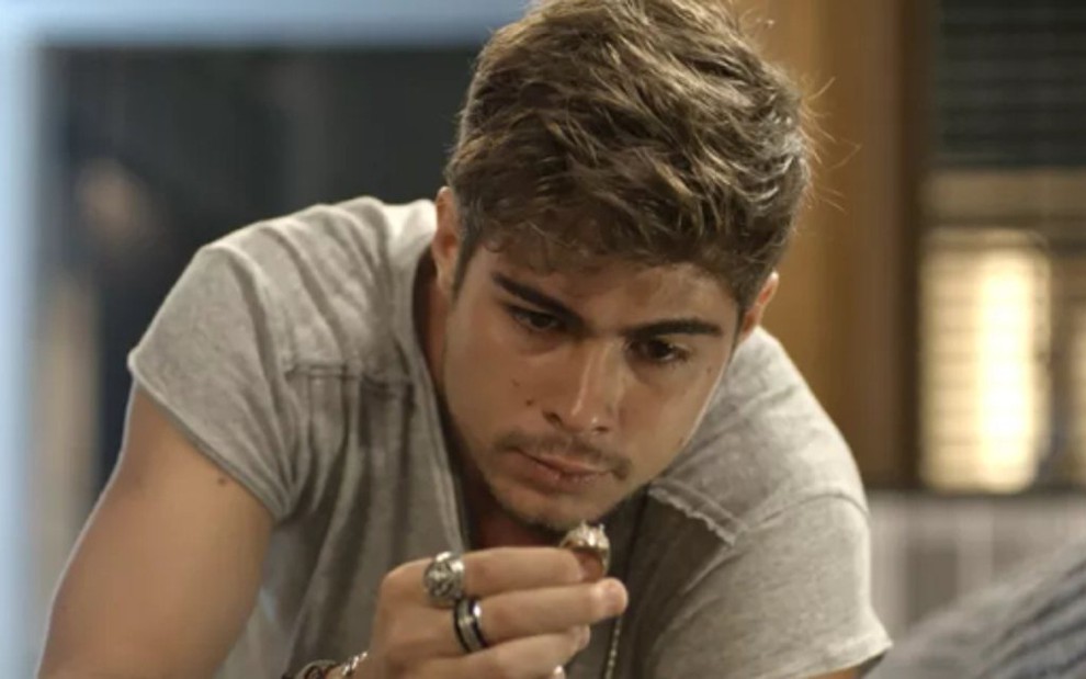 Léo Régis (Rafael Vitti) encontra anel da mãe na casa de empresário em Rock Story - Reprodução/TV Globo