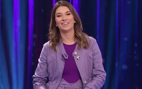 A apresentadora Rebeca Abravanel sorri no palco do Roda a Roda de terça-feira (5)