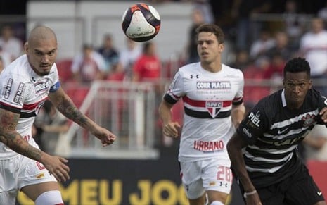 Os jogadores Maicon, Araruna e Jô durante a partida entre São Paulo e Corinthians ontem (26) - Daniel Augusto Junior/Agência Corinthians