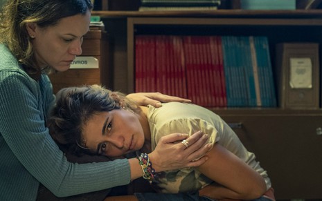 As atrizes Hermila Guedes e Nanda Costa em cena da série Segunda Chamada