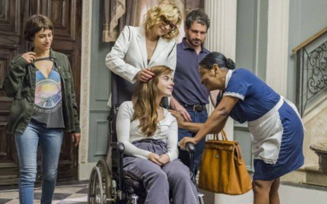 Rochelle (Giovanna Lancellotti) voltará para casa de cadeira de rodas e mais humilde em Segundo Sol - Divulgação/Globo