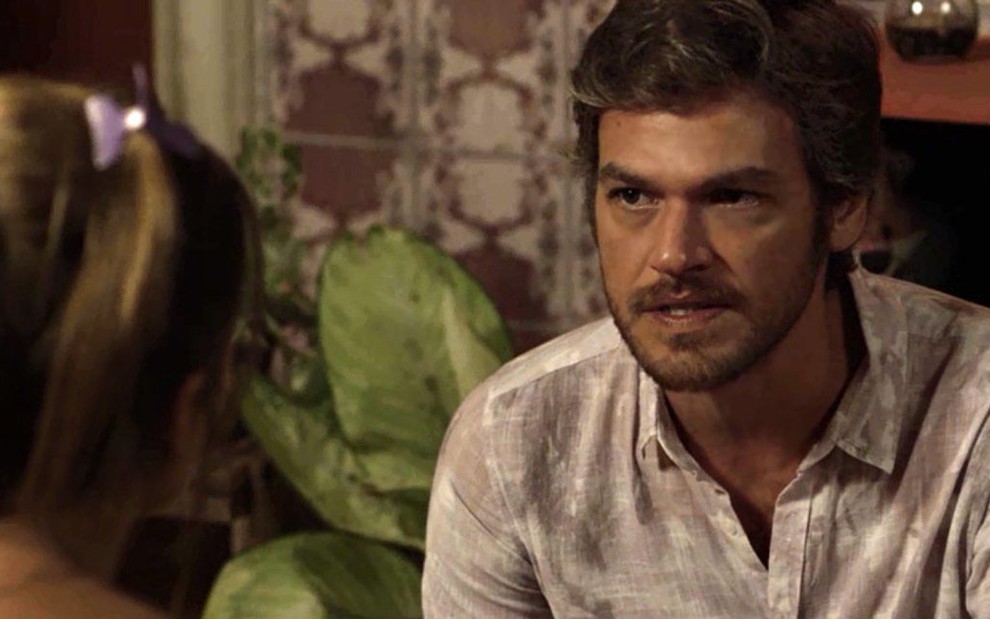 Beto (Emilio Dantas) descobrirá que Rosa (Letícia Colin) é prostituta em Segundo Sol - Reprodução/Globo