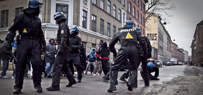 Policiais reprimem manifestação em episódio de A Ponte, coprodução sueca-dinamarquesa - Divulgação/Sveriges Television