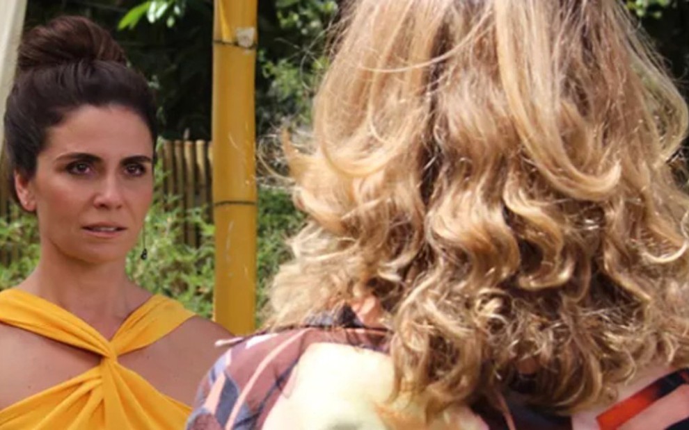 Alice (Giovanna Antonelli) fica chocada ao ver Ana Clara (Silvia Bandeira) em seu evento - Maria Clara Lima/TV Globo