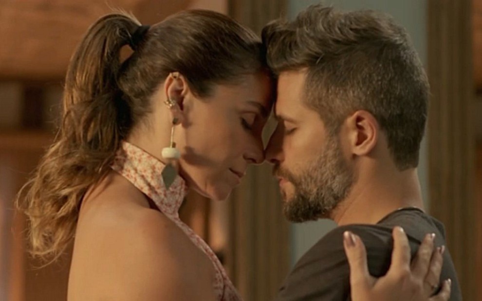 Giovanna Antonelli (Alice) e Bruno Gagliasso (Mario) em cena de Sol Nascente, da Globo - Reprodução/TV Globo